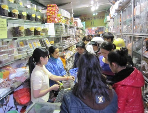 Tuy nhiên để mua được những món ô mai theo sở thích, khách hàng phải xếp hàng, chen chúc thế này. Theo ghi nhận của pv, ngày 28 Tết, hàng ô mai Hồng Lam trên phố Hàng Đường vẫn đông khách từ lúc mở cửa đến tận tối mịt.